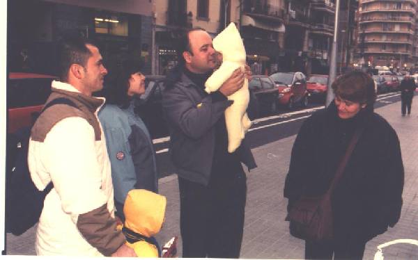 Foto durant la jornada solidria amb l'immigrant. 23/12/2001. Sagrada Famlia de Barcelona.