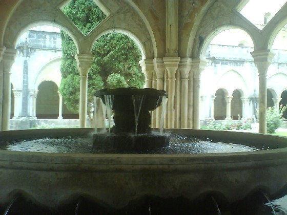 Font i claustre del monestir cistercenc de Poblet.