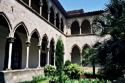 Claustre de les Dominiques de la Mare de Du de Montsi, a Esplugues de Llobregat. El Claustre fou traslladat des del convent de Barcelona, a la Rambla Catalunya